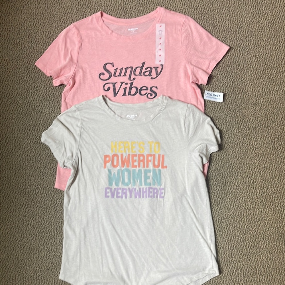 Old Navy tops. Bundle (2) one is new. The other one is used. Size Medium